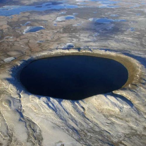 Pingualuit Crater (Cratère des Pingualuit) (Parc national des Pingualuit) – © NASA, authorized by Denis Sarrazin (public domain) / autorisé par Denis Sarrazin (domaine public)